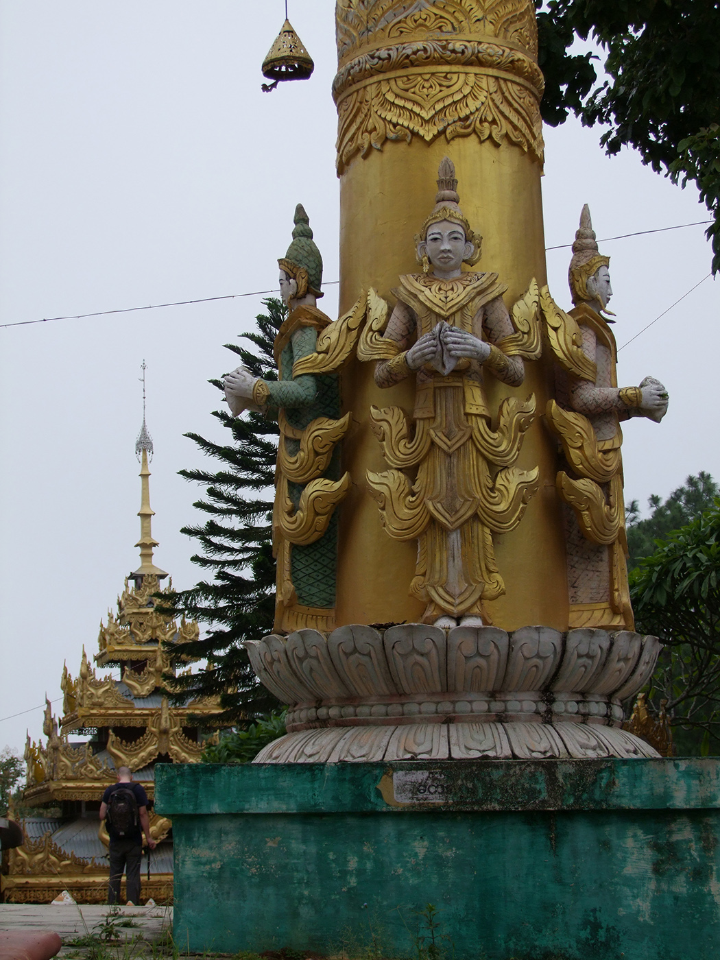 Beelden bij tempel