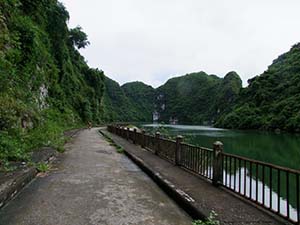 Fietstocht op eiland in Halong Bay